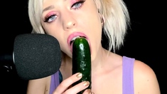 Blonde solo toying