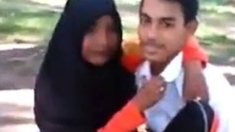Malay- Awek Tudung Hijab Bermesraan